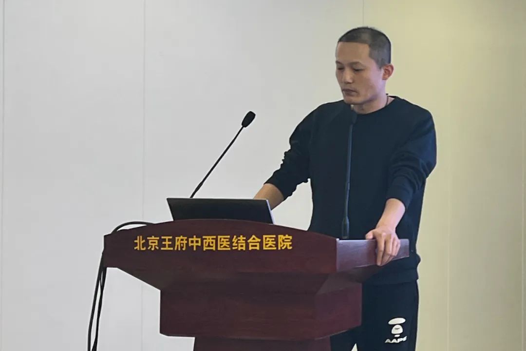 北京美德瑞骨科医生集团资深专家张威主任发表《膝关节置换术前评估及围手术期处理》主题演讲