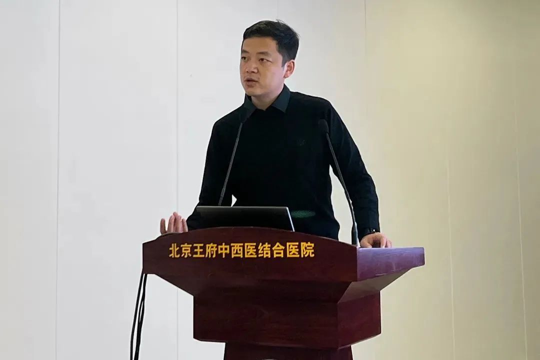 北京美德瑞骨科医生集团资深专家吴厦发表《膝骨关节病的阶梯治疗》主题演讲